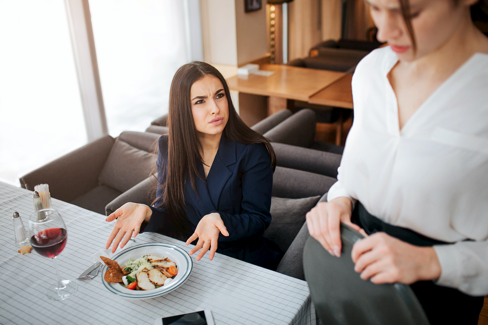 Can i leave the table. Плохое обслуживание в ресторане. плохое обслуживание. complaining at a restaurant. leave the table.